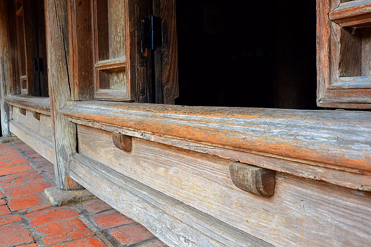 Bậc cửa cao không chỉ thể hiện địa vị mà còn là lời nhắc nhở khách phải cúi mình kính trọng người thầy sống trong nhà.