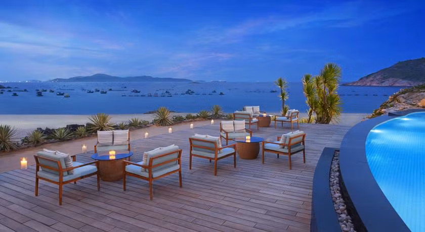 Quán cafe có không gian khá đặc biệt, vừa có không gian nhà kính để ngắm nhìn xung quanh mà không bị ánh nắng trực tiếp chiếu vào, lại có khu cafe sân vườn cho các bạn có thể lựa chọn tùy theo ý thích của mình. Ảnh: dotienich.vn