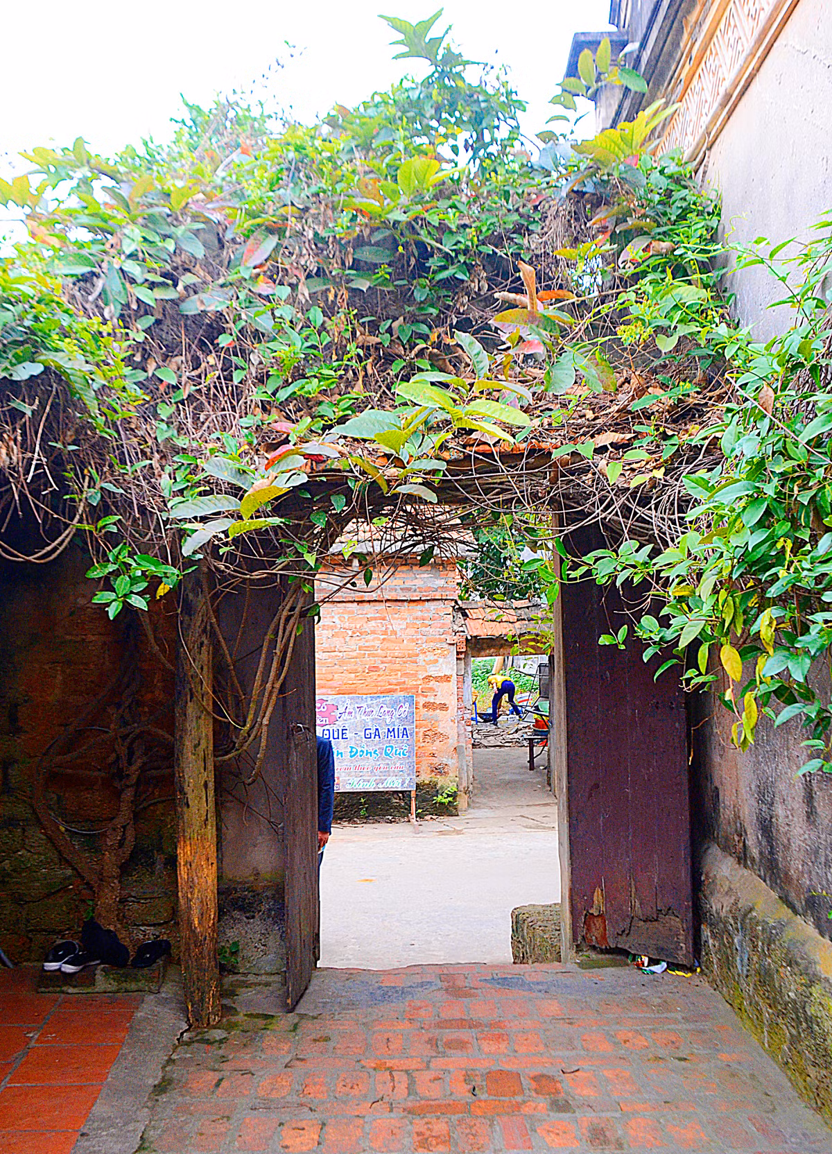 Chiếc cổng nhỏ mang đậm nét hoài cổ.