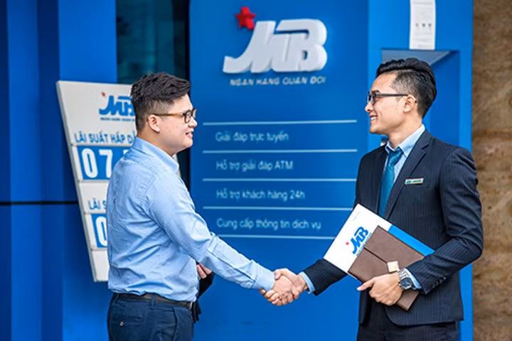 Tiếp đó, ngân hàng TMCP Quân đội (MB) công bố lợi nhuận trước thuế năm 2017 đạt 5.355 tỷ đồng, hoàn thành vượt mức kế hoạch 124,5%, tăng 144,3% so với năm 2016. Ảnh: CAND.