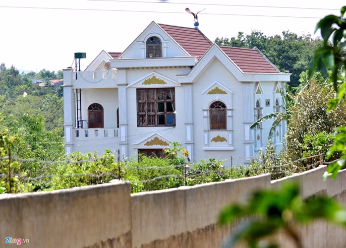 Trước đó, vào hồi tháng 4/2017, dư luận cũng từng "dậy sóng" về ngôi biệt thự của gia đình ông Nguyễn Sỹ Kỷ - Phó Ban nội chính Tỉnh ủy Đắk Lắk - xây trái phép trên đất nông nghiệp tại phường Ea Tam (TP Buôn Ma Thuột, Đắk Lắk). Ảnh: Zing.