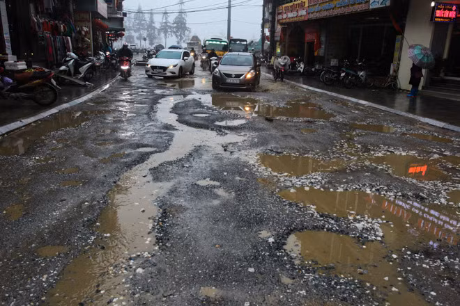 Người dân ở Sa Pa cho biết, ngày nắng thì những con đường mịt mù khói bụi, còn ngày mưa thì sình lầy bẩn thỉu. Những người sống lâu năm ở Sa Pa giờ cảm thấy vô cùng thất vọng bởi thị trấn như đang bị băm nát.