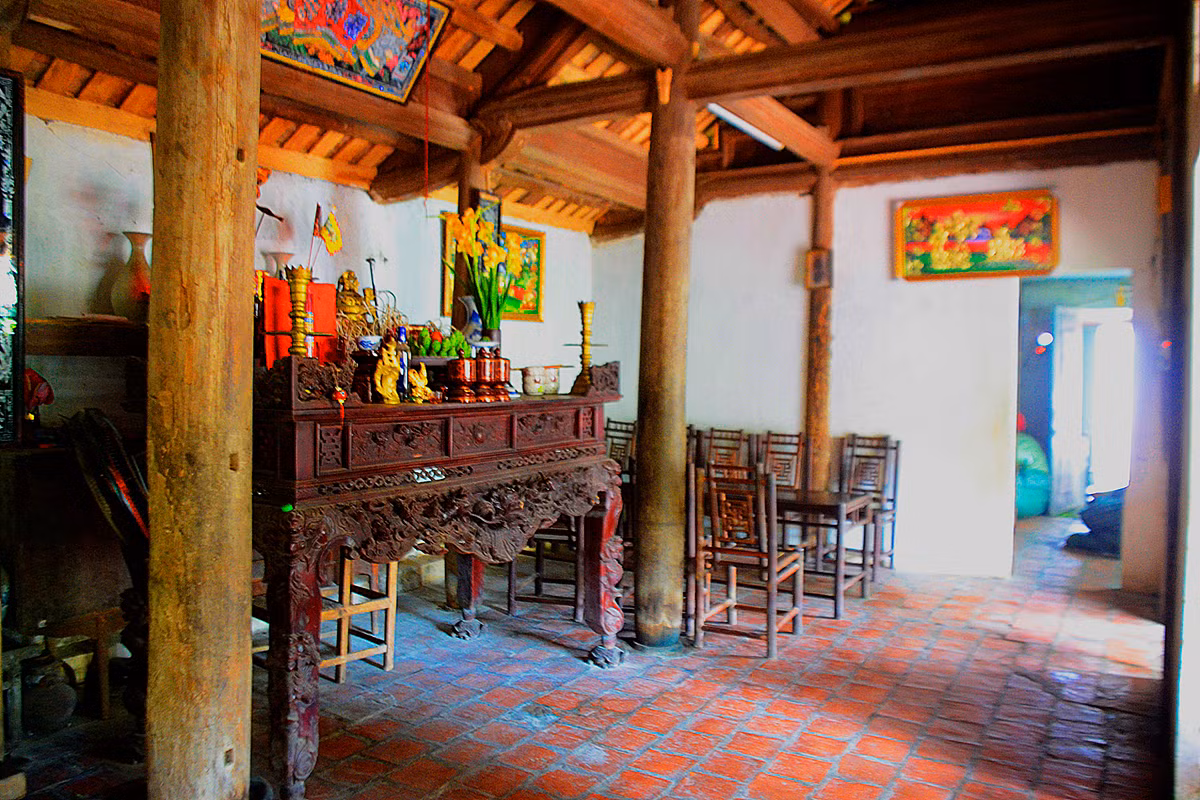 Được kết cấu theo lối “nội tự ngoại khách” gồm 5 gian, 2 dĩ.