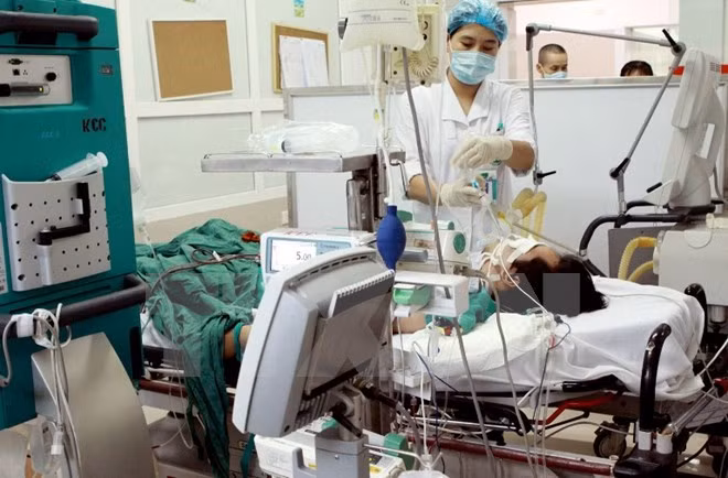 Điều trị cho một bệnh nhân tại Bệnh viện Bạch Mai. (Ảnh: Dương Ngọc/TTXVN).
