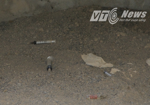 Những chiếc xi lanh nhan nhản trên nền nhà, trong các căn phòng khiến du khách lạnh gáy. Ảnh: VTC News.