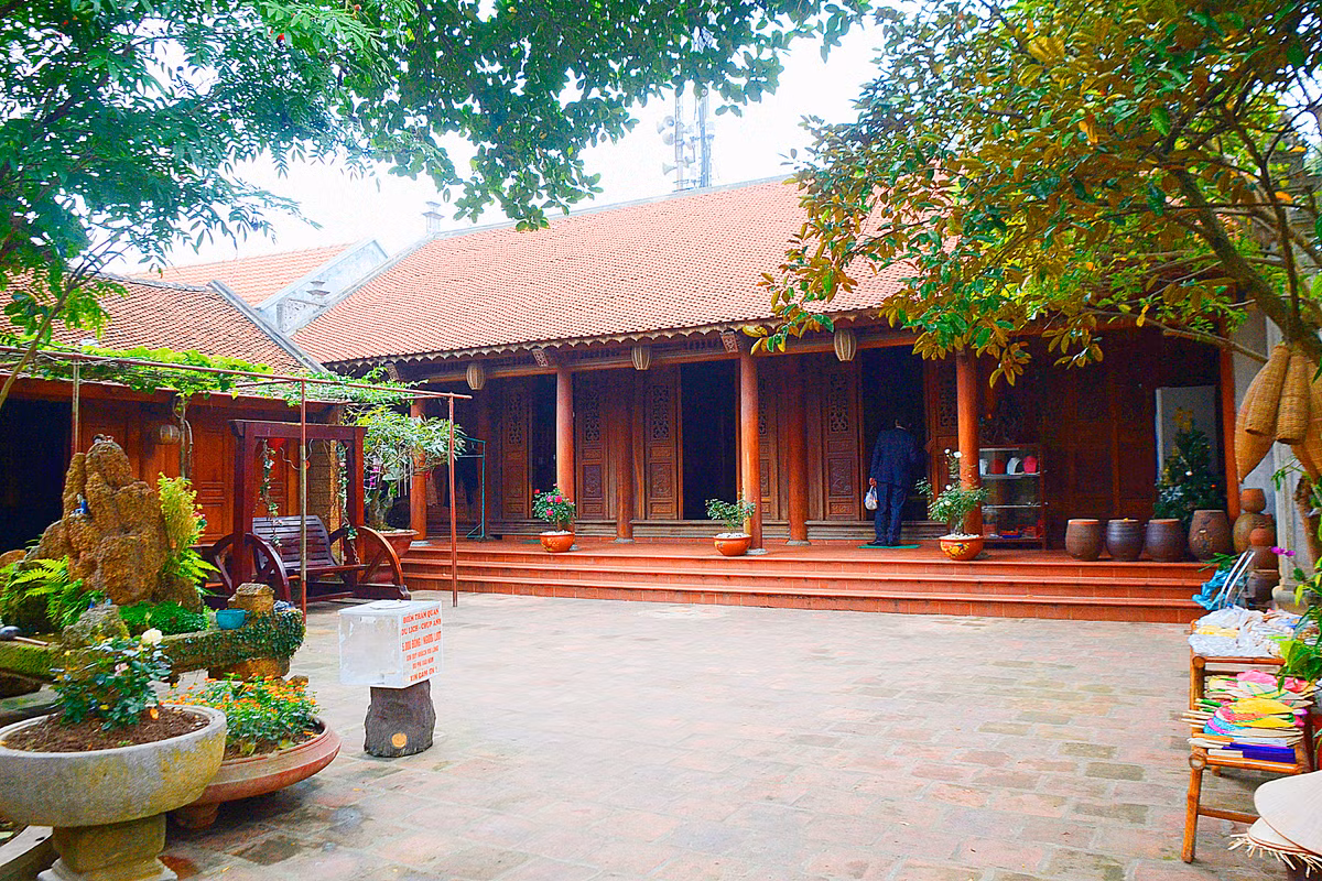 Ngôi nhà cổ cấp 4 tại làng Đường Lâm, Sơn Tây, Hà Nội, được làm bằng hỗn hợp đá ong kết hợp với gỗ và mái ngói đỏ mang lại sự thoáng mát.