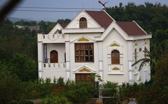 Trả lời báo chí, ông Kỷ cho biết, ngôi biệt thự này do vợ ông đứng tên có giá trị khoảng 3 tỷ đồng. Số tiền này chủ yếu là tiền con cái ông gom góp cộng với tiền của vợ. Thời trẻ, ông cũng chạy xe ôm thêm để tích góp. Ảnh: Lao Động.