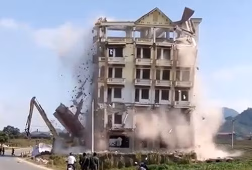 Ngày 15/1, căn nhà 7 tầng như một “lâu đài ma túy” của Tàng KeangNam đã bị phá dỡ. Ảnh: TPO.