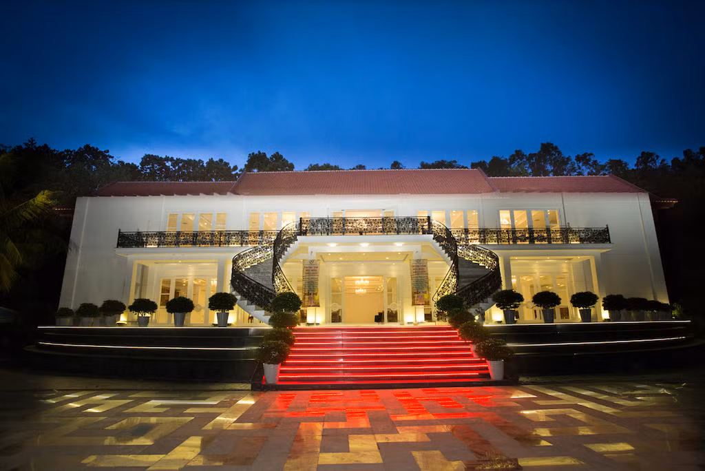 Trước đây, Resort Hoàng Gia Quy Nhơn thuộc sở hữu của Tập đoàn Hoàng Anh Gia Lai, sau đó chuyển nhượng lại cho một doanh nghiệp khác với giá khoảng 175 tỉ đồng. Ảnh: dulichquynhon.com.