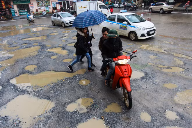 Mặt đường những tuyến phố chính của Sa Pa như Ngũ Chỉ Sơn, Xuân Viên, Thạch Sơn… đầy những ổ trâu, ổ voi và bùn đất vương vãi từ các công trình xây dựng khiến du khách phải lắc đầu ngao ngán.