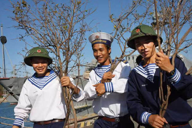 Tương tự, lực lượng quân đội hay các chiến sĩ hải đảo, biên giới xa xôi... cũng là những người thường xuyên đón tết xa gia đình. Họ ở bên cạnh đồng đội của mình, vừa đón Tết vừa sẵn sàng làm nhiệm vụ. Ảnh: Tuổi Trẻ Thủ Đô.