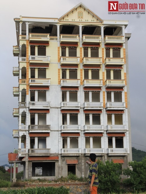 Tòa nhà này nằm ở ngay mặt Quốc lộ 6, tại một đoạn cua đẹp nhất của cả tuyến đường, khách du lịch đi cách hàng trăm mét đã có thể nhìn thấy tòa nhà. Ảnh: NĐT.