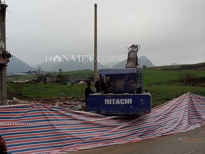 Trao đổi với Dân Việt, ông Phạm Đức Chính Chủ tịch UBND huyện Mộc Châu (Sơn La) cho hay: "Chủ đầu tư là Trung tâm phát triển quỹ đất huyện Mộc Châu Đơn vị thi công là Công ty TNHH Xây Dựng Xuân Thành".