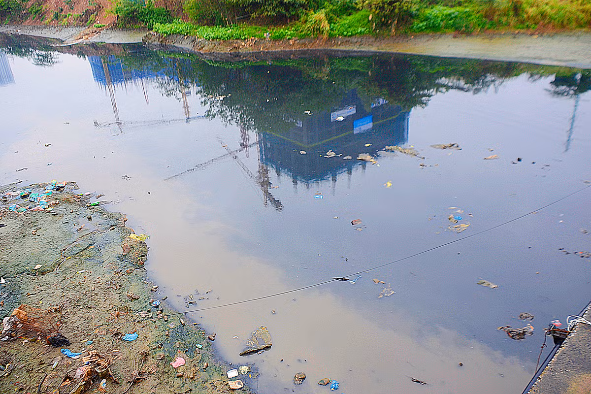 Sông Nhuệ bốc mùi hôi thối nồng nặc.
