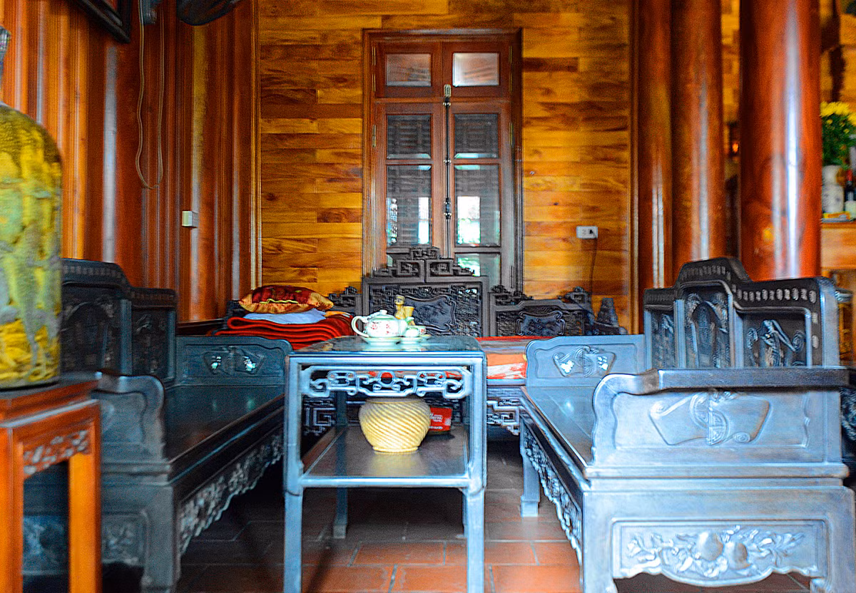 Đồng thời dành riêng một không gian rộng ở phía ngoài (tính từ hệ thống cửa gỗ bức bàn ra phía tường ngoài chính diện ngôi nhà) để bài trí bộ trường kỷ làm nơi tiếp khách.