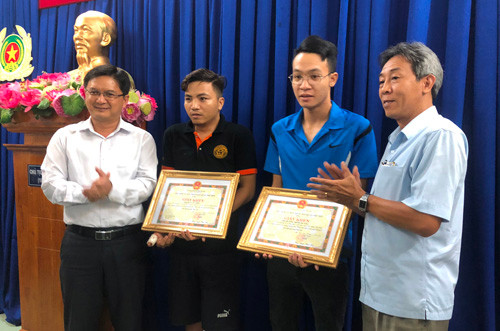 Bí thư Quận ủy Thủ Đức Nguyễn Mạnh Cường (người đứng bìa trái) và Chủ tịch UBND quận Thủ Đức Đặng Nguyễn Thanh Minh (người đứng bìa phải) trao giấy khen, tiền thưởng cho nhóm thanh niên bắt cướp.
