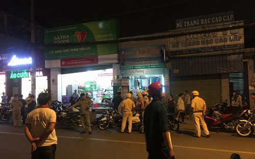 Lực lượng Công an bảo vệ hiện trường xảy ra vụ 2 tên cướp đâm bị thương nhiều người truy đuổi.