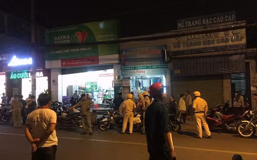 Lực lượng Công an bảo vệ hiện trường xảy ra vụ 2 tên cướp đâm bị thương nhiều người truy đuổi.