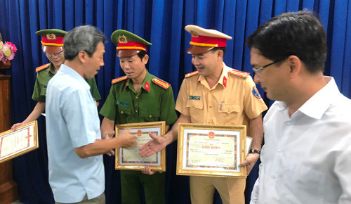 Lãnh đạo Quận ủy, UBND quận Thủ Đức trao giấy khen cho tập thể Đội CSHS, CSGT, Công an phường Linh Chiểu, quận Thủ Đức.