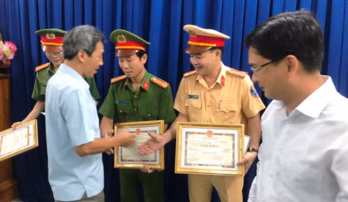 Lãnh đạo Quận ủy, UBND quận Thủ Đức trao giấy khen cho tập thể Đội CSHS, CSGT, Công an phường Linh Chiểu, quận Thủ Đức.