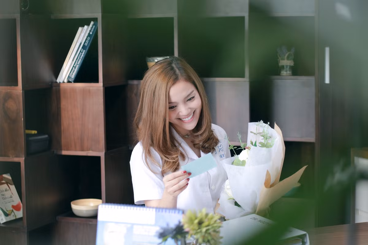 Trong MV, Ngọc Anh vào vai nữ bác sĩ xinh đẹp có tình yêu lãng mạn.