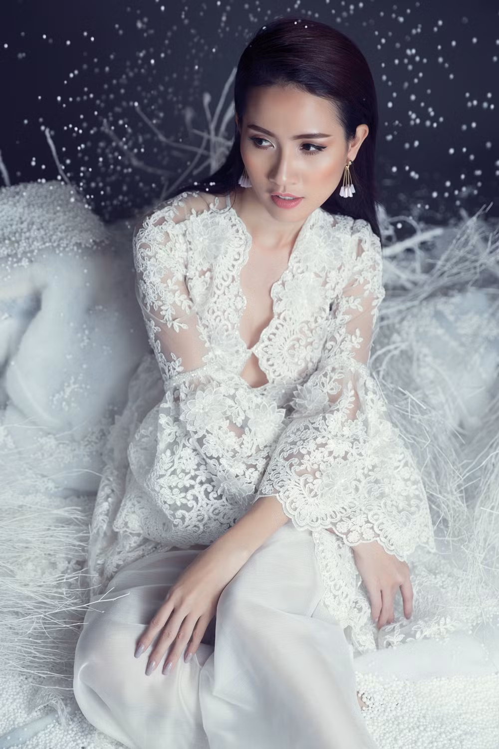 Bộ ảnh Mơ Phan được thực hiện bởi nhiếp ảnh Tùng Chu với sự hỗ trợ của ê-kíp gồm: stylist Tee Phan, make up Nam Dy, trang Phục Mop By Trị Lý.