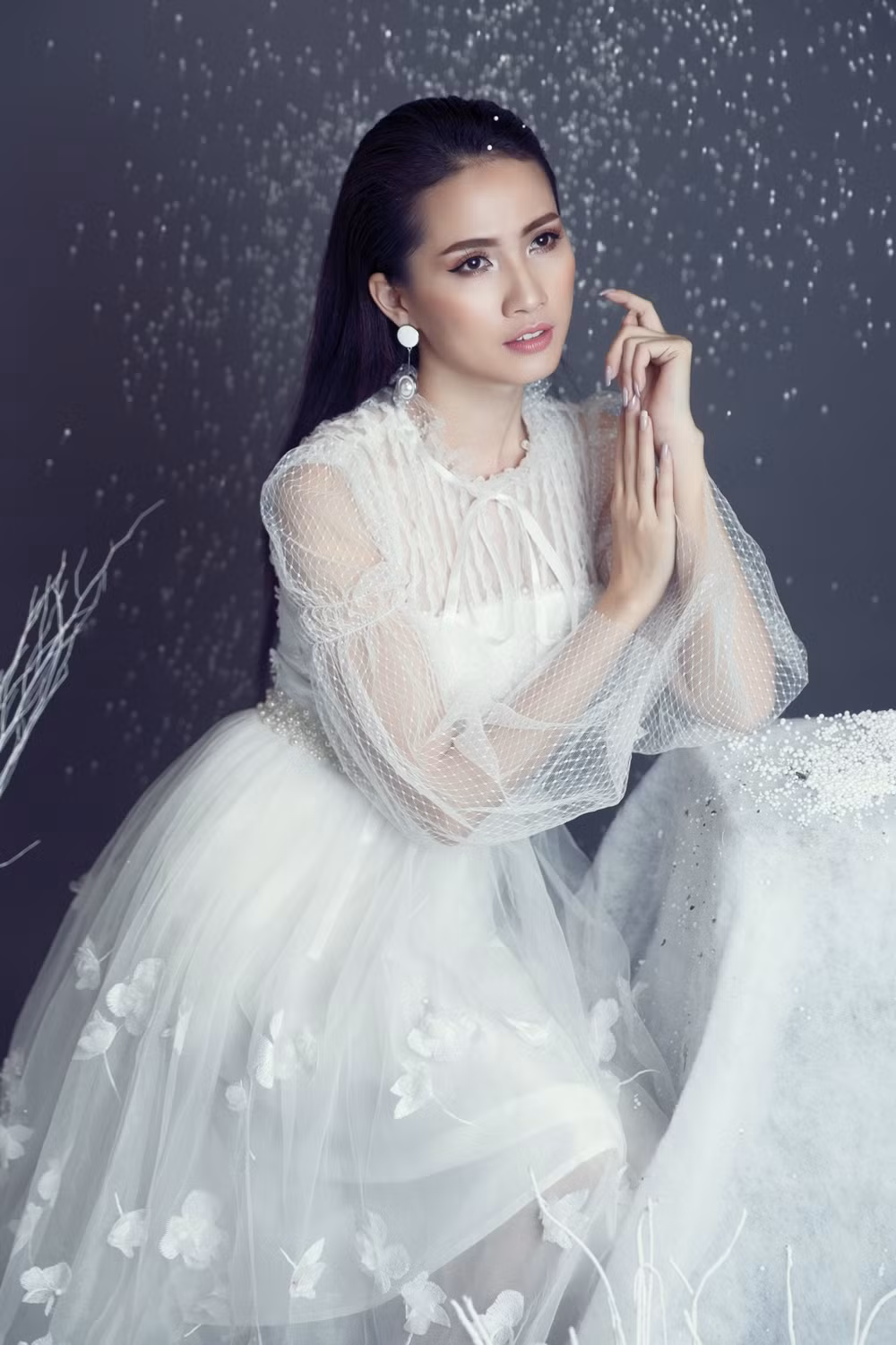 Với bộ hình lấy ý tưởng từ không khí Giáng sinh, Mơ Phan xuất hiện với vẻ đẹp đầy kiêu hãnh và gợi cảm. 