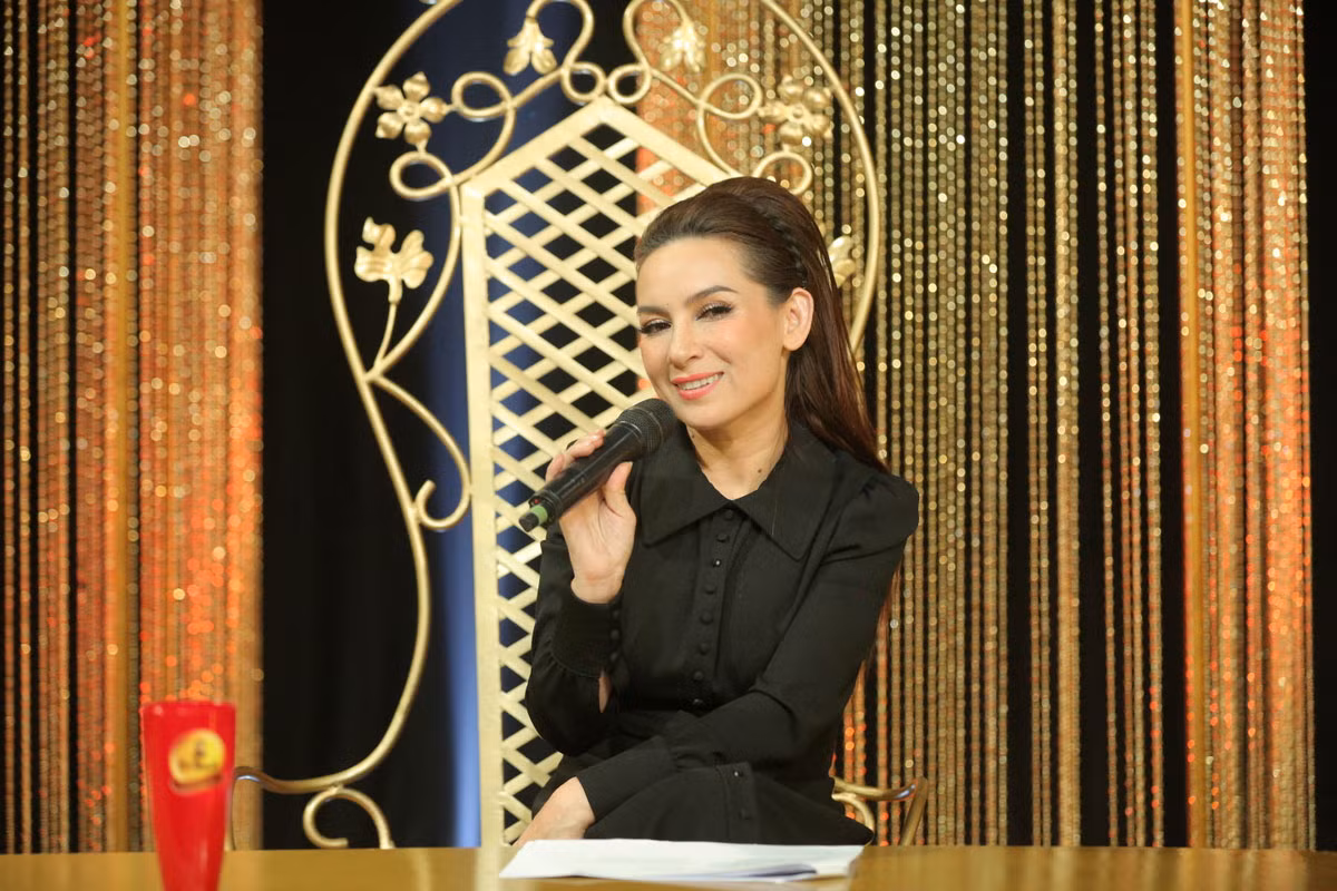 Hai nữ giám khảo Ý Lan và Phi Nhung đang vướng nghi vấn bằng mặt mà không bằng lòng khi nhiều lần phản đối ý kiến của nhau và từ chối chụp ảnh chung trong hậu trường. Nguyên nhân được dự đoán từ việc Phi Nhung từng đến trường quay muộn và khiến Ý Lan cùng các nữ ca sĩ tiền bối phải chờ rất lâu.