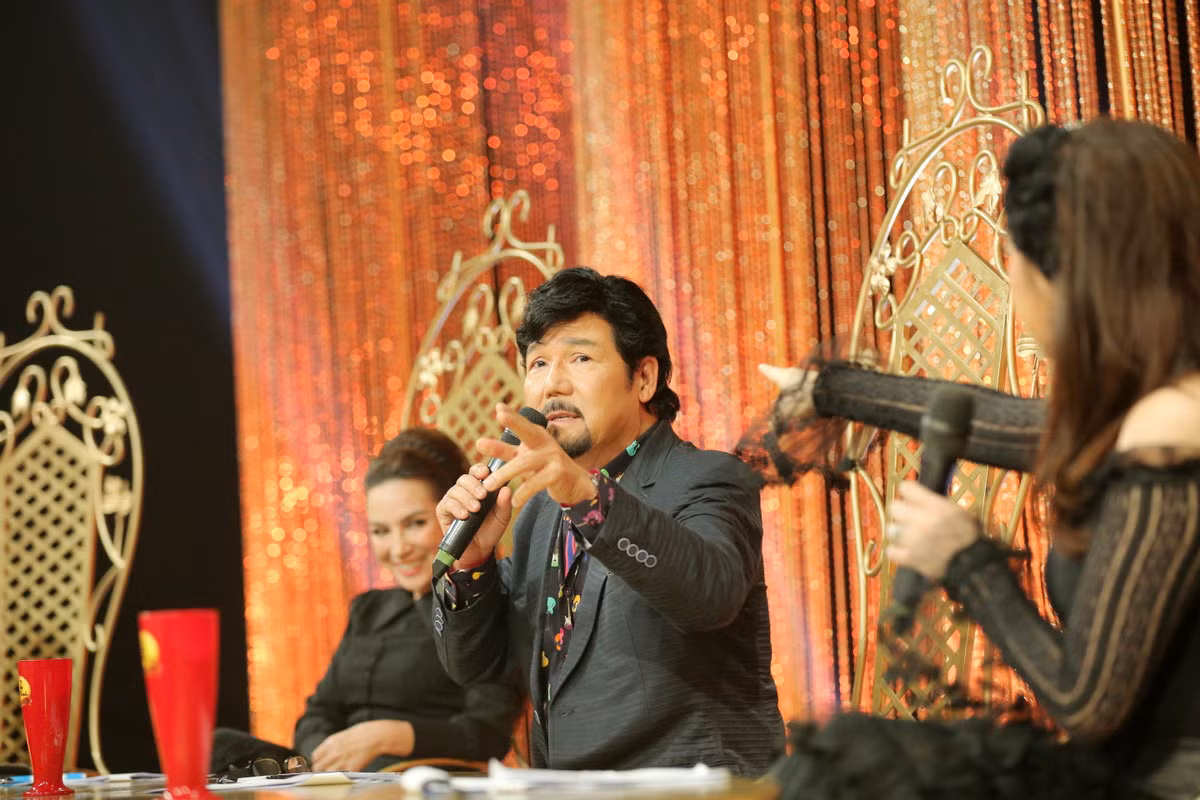 Cũng trong tập 7, giám khảo Phi Nhung bất ngờ gọi Vũ Khanh là bố và không giải thích hành động của mình. Giọng ca "Cô hàng nước" cũng nhiều lần bị lép vế trước các đồng nghiệp nữ khi lên tiếng bênh vực đàn ông trong phần tranh luận về ca khúc do Lâm Bửu Hoa thể hiện.