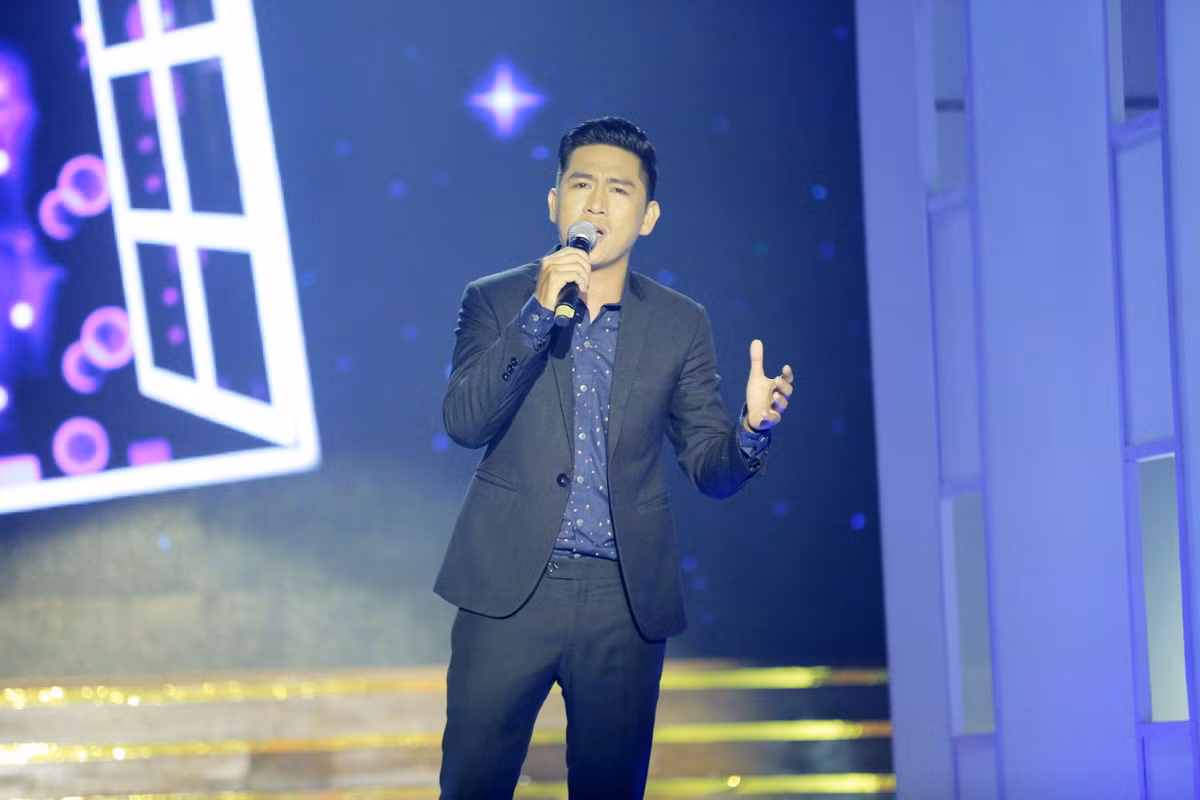 Anh chàng bán quần áo xuất khẩu Tùng Anh thử sức mình bằng một ca khúc mới vừa được cấp phép trở lại "Mười năm tình cũ" và chưa thành công như mong đợi.