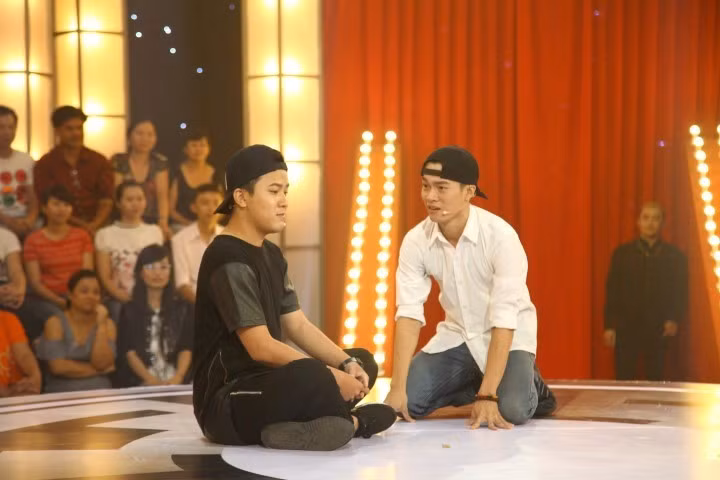 Thí sinh Thanh Hải (áo trắng) phải dừng chơi sớm vì chưa kiểm soát tốt diễn xuất dù được khen có tư duy hài kịch tốt.