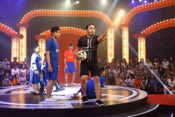 Minh Chiến bất ngờ xin dừng cuộc chơi sau khi chiến thắng vòng 3 để nhận giải thưởng 20 triệu đồng và dành diễn tặng khán giả phần thi đã chuẩn bị sẵn. Với tâm lý thoải mái, Minh Chiến và bạn diễn đã mang lại tiếng cười sảng khoái.