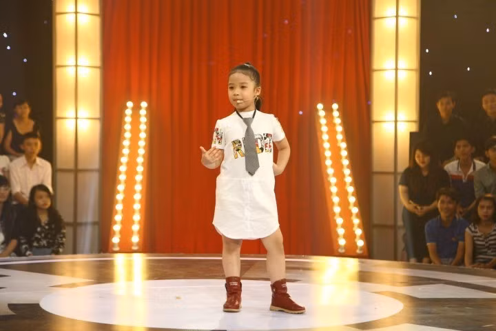 Cô bé Ngọc Hân, 5 tuổi gây ấn tượng với nét diễn ngây thơ, hồn nhiên.