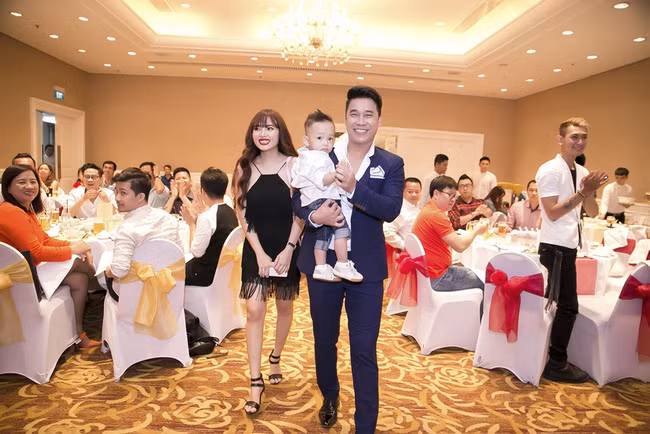 Cùng nhóm nhạc The Men, nhưng khác với Tiến Dũng luôn công khai chuyện tình cảm, thành viên còn lại của nhóm lại vô cùng kín tiếng. Lê Hoàng trúng tiếng sét ái tính với bạn gái 9X từ năm 2011 khi tình cờ gặp nhau tại một phòng thu. Cả hai nhanh chóng “kết đôi” một cách thầm lặng. Đến khi công khai tình cảm, Lê Hoàng cho biết họ đã trải qua không ít trục trặc vì Việt Huê hay giận dỗi, ghen tuông. (Ảnh: Internet)