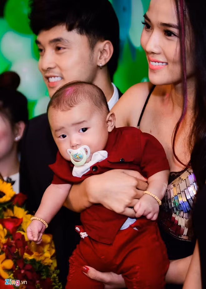 Thiên thần nhỏ Quốc Minh lộ diện trong tiệc sinh nhật Ưng Hoàng Phúc hồi tháng 8/2016. Cả hai tung nhiều bộ ảnh cưới lãng mạn, tình cảm bên nhau khiến người hâm mộ mong chờ một cái kết hạnh phúc của cặp đôi. (Ảnh: Zing.vn)