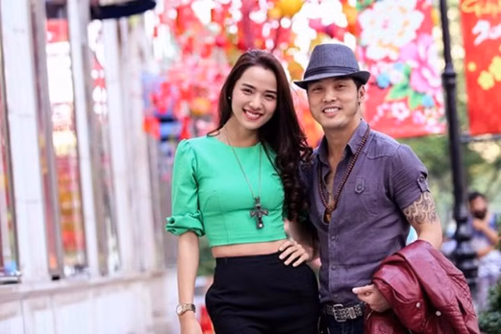 Giống như nhiều cặp đôi của showbiz Việt, cả hai đã quyết định sống chung và sớm chào đón một quý tử kháu khỉnh. Khi Kim Cương mang thai, Ưng Hoàng Phúc từng chia sẻ, cả hai đã đăng ký kết hôn và làm đám cưới sau khi con trai chào đời. (Ảnh: Internet)