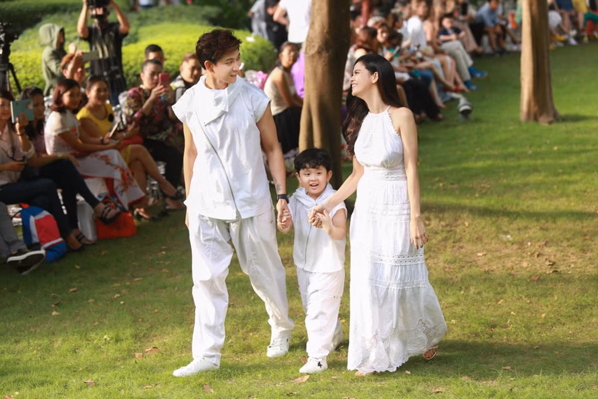 Chia sẻ về chuyện tình cảm, cả hai từng thú nhận, dù đều nhận không thể sống thiếu nhau nhưng cặp đôi cũng xảy ra không ít mâu thuẫn. Đỉnh điểm, Trương Quỳnh Anh đã viết tâm thư để lại trên trang cá nhân và bỏ đi vì Tim không chung thủy. Dẫu vậy, sau sóng gió, cả hai đã trưởng thành và biết trân trọng nhau hơn. Giữa năm 2016, Tim đã chính thức ngỏ lời cầu hôn Trương Quỳnh Anh và tiết lộ, đám cưới sẽ diễn ra vào một ngày không xa. (Ảnh: Internet)