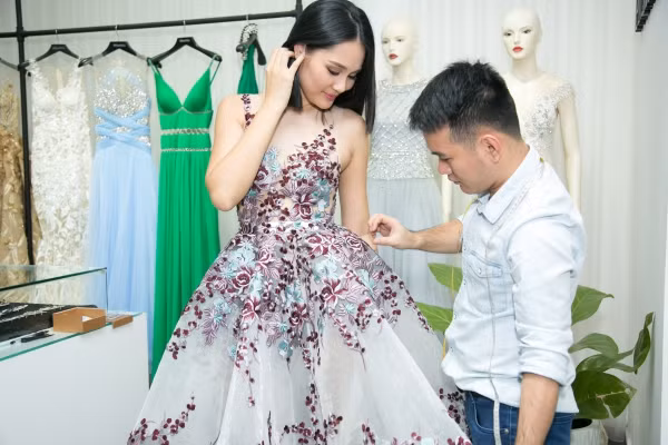 Tại “bữa tiệc thời trang” này, NTK của các hoa hậu cũng sẽ trình làng BST Xuân Hè 2017 mang tên “Lam Vũ” được lấy cảm hứng từ Pháp Lam Huế. Những thiết kế trong BST mới nhất này của NTK Lê Thanh Hòa đều được làm từ các chất liệu vải thượng hạng, cao cấp được nhập khẩu từ Pháp, Ý và Nhật Bản cùng với những hoạt tiết thêu tay tỉ mỉ của những nghệ nhân lành nghề.