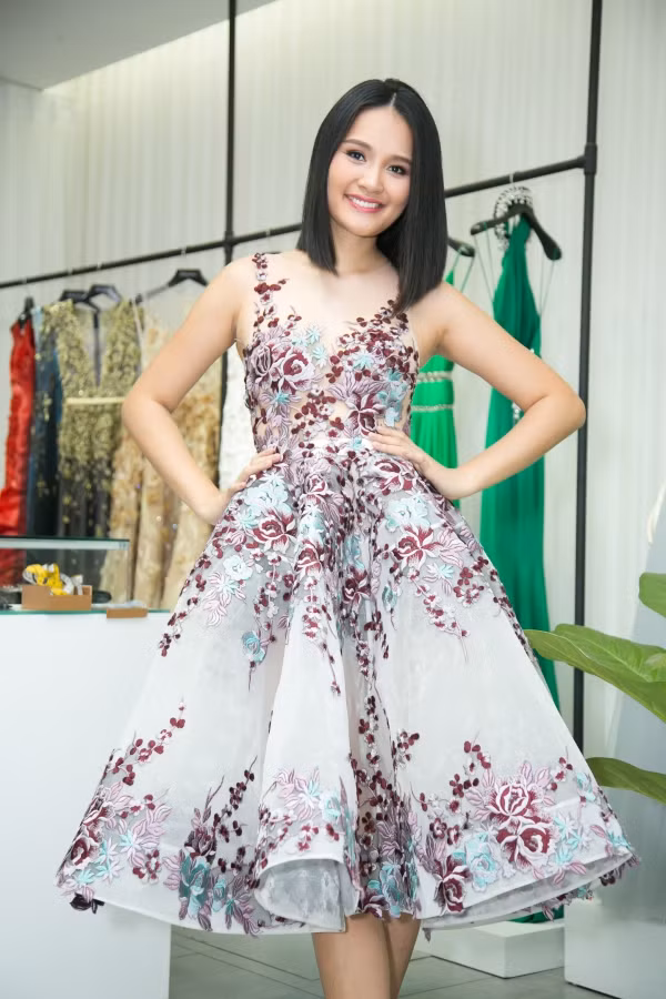 Hoa hậu Hương Giang cùng với nhiều tên tuổi nổi tiếng khác trong showbiz Việt sẽ tham gia vào show diễn thời trang cá nhân đầu của NTK Lê Thanh Hòa được tổ chức vào ngày 12/12 sắp tới tại Bảo tàng Mỹ Thuật, TP HCM.