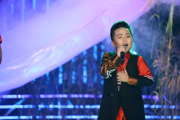 Thầy trò Đình Hiếu – Quốc Thái đóng giả làm Tùng Dương – Thanh Lam thông qua ca khúc "Chảy đi sông ơi". Đây thực sự là một thử thách với 2 thầy trò khi phải diễn cho ra phong cách ma mị, cá tính của Tùng Dương.