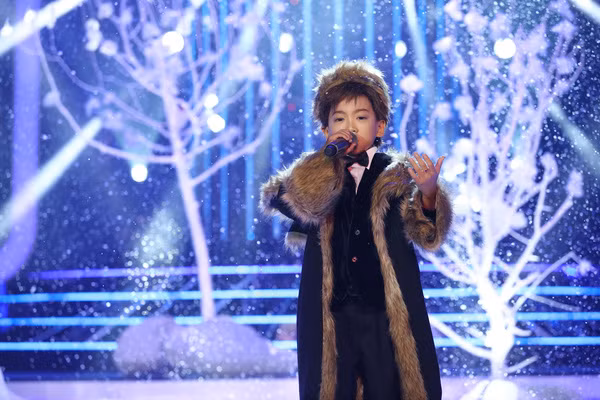 Cặp đôi Minh Chiến - Hà Thúy Anh gây bất ngờ cho các giám khảo với màn trình diễn mở đầu. Trong bối cảnh thơ mộng của mùa đông ở nước Nga, Minh Chiến đã thể hiện hình ảnh của ca sĩ Sergey với ca khúc nổi tiếng "Tình ca du mục" vô cùng chững chạc. Trong khi đó, Hà Thúy Anh lại hóa thân thành bức tượng một cô gái xinh đẹp. Giai điệu du dương của bài hát đã khiến cô chuyển động và hòa giọng hát với Minh Chiến.