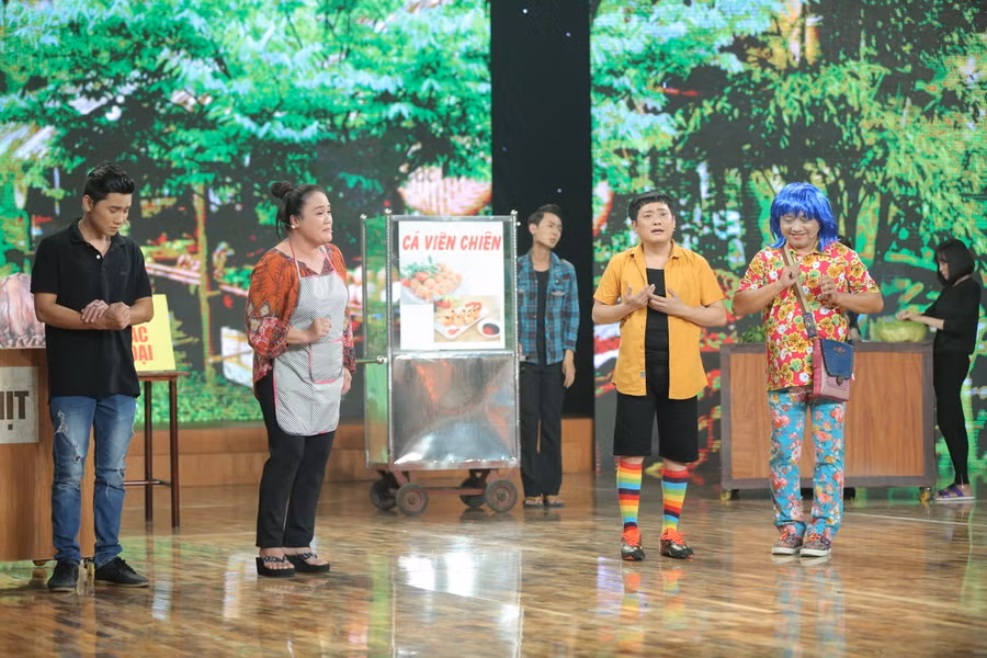 Tấn Bo mang đến tiết mục hài kết hợp võ thuật mang tên “Khí thế anh hùng”, trong đó anh biểu diễn các động tác bay người kẹp cổ đối phương.