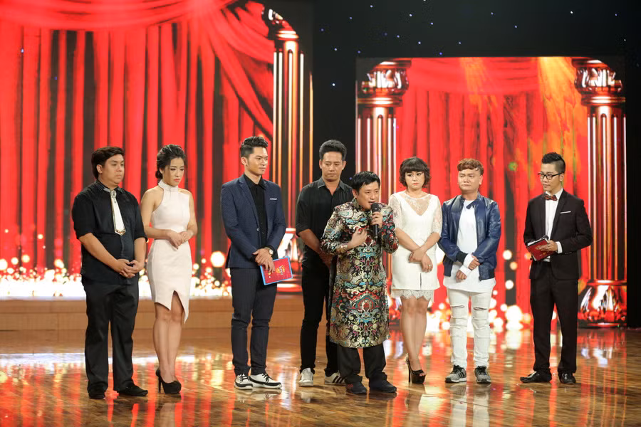 Tuy nhiên, với số điểm thấp nhất, Tấn Bo là thí sinh đầu tiên trong 6 người phải dừng chân ở Cười xuyên Việt phiên bản nghệ sĩ mùa 2.