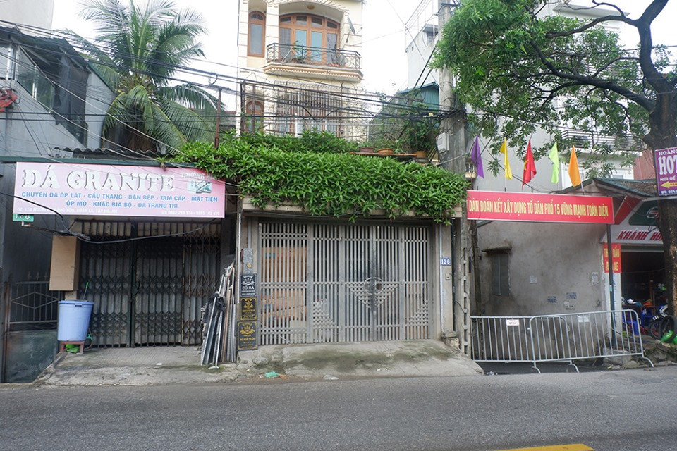 Theo thông báo, BN 979 có tiền sử đi du lịch Đà Nẵng ngày 22-25/7. Ngày 17/8 sau khi lấy mẫu xét nghiệm, kết quả xác định NB 979 dương tính với COVID-19. Sau đó người này được cách ly, điều trị tại Bệnh viện Nhiệt đới Trung ương.