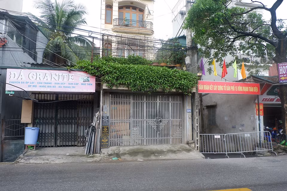 Theo thông báo, BN 979 có tiền sử đi du lịch Đà Nẵng ngày 22-25/7. Ngày 17/8 sau khi lấy mẫu xét nghiệm, kết quả xác định NB 979 dương tính với COVID-19. Sau đó người này được cách ly, điều trị tại Bệnh viện Nhiệt đới Trung ương.