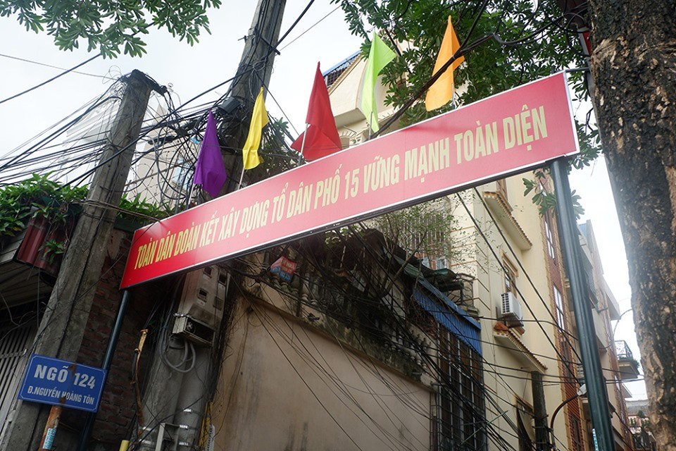 Lực lượng dân quân tự vệ trực chốt, kiểm soát người ra vào khu vực cách ly.