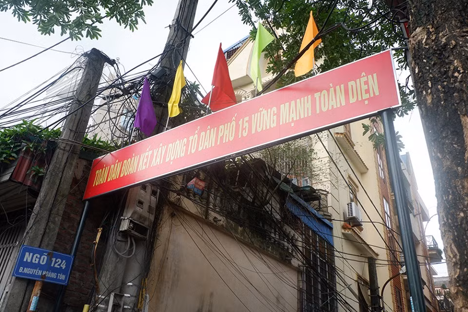 Lực lượng dân quân tự vệ trực chốt, kiểm soát người ra vào khu vực cách ly.