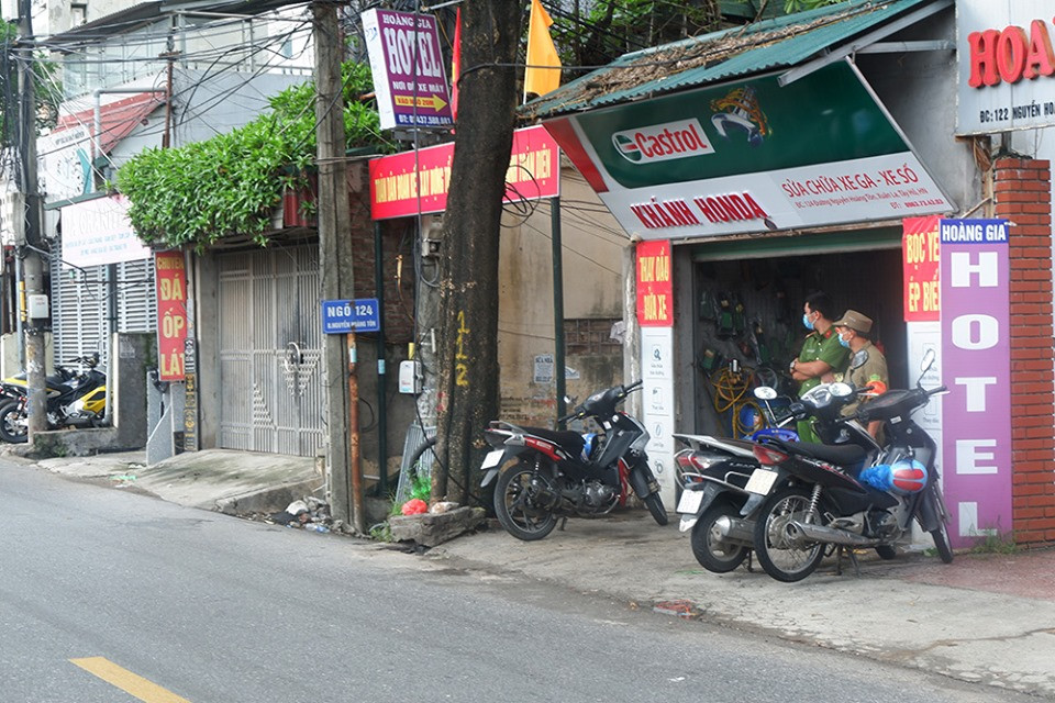 Ngay sau khi có thông báo ca mắc COVID-19 mới, lực lượng cảnh sát khu vực phối hợp với dân quân tự vệ và chính quyền phường Phú Thượng (Tây Hồ, Hà Nội) tổ chức phong tỏa, cách ly tổ dân phố ngõ 124 đường Nguyễn Hoàng Tôn.