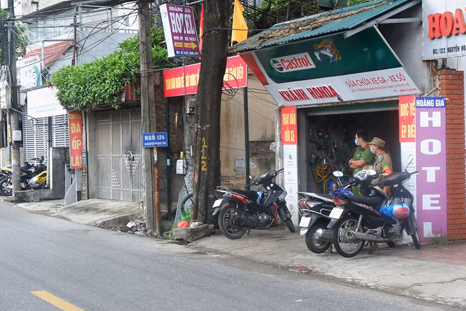 Ngay sau khi có thông báo ca mắc COVID-19 mới, lực lượng cảnh sát khu vực phối hợp với dân quân tự vệ và chính quyền phường Phú Thượng (Tây Hồ, Hà Nội) tổ chức phong tỏa, cách ly tổ dân phố ngõ 124 đường Nguyễn Hoàng Tôn.