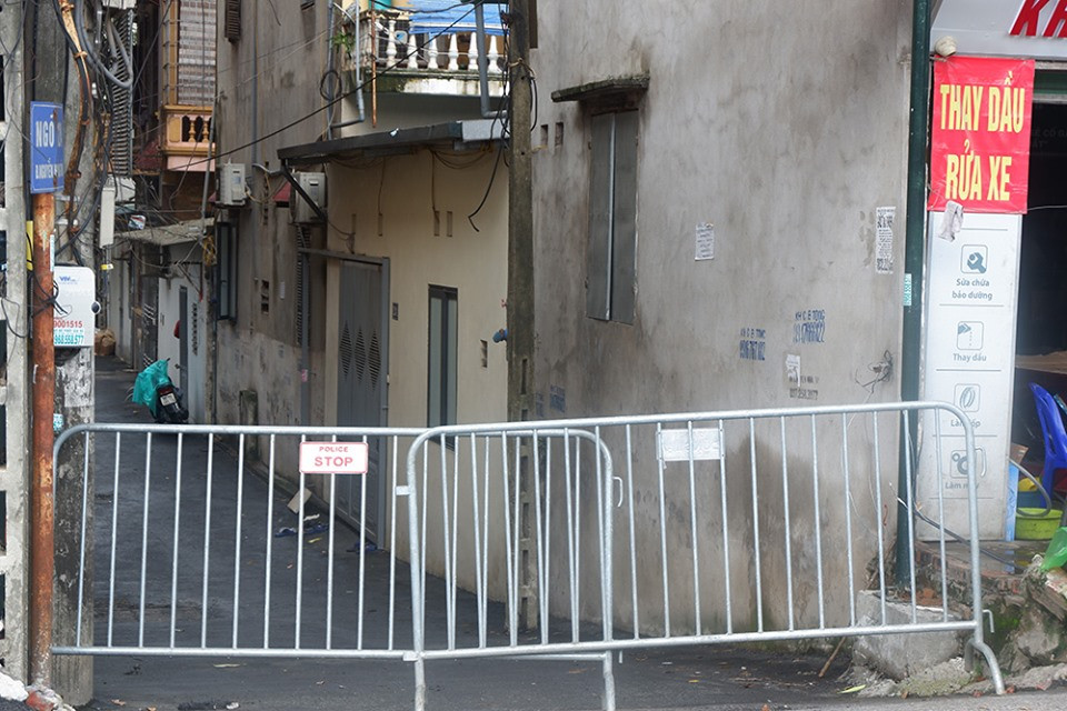 Hàng rào chẵn được đặt ở 2 đầu ngõ 124 Nguyễn Hoàng Tôn, nội bất xuất, ngoại bất nhập.